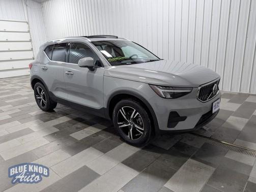 2025 Volvo XC40 B5 Core Bright Theme