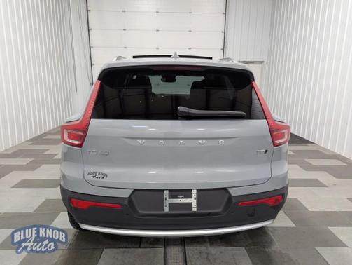 2025 Volvo XC40 B5 Core Bright Theme