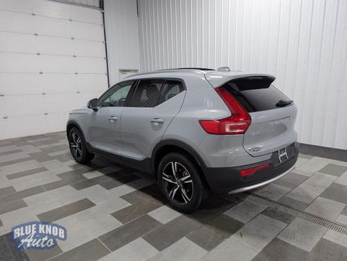 2025 Volvo XC40 B5 Core Bright Theme