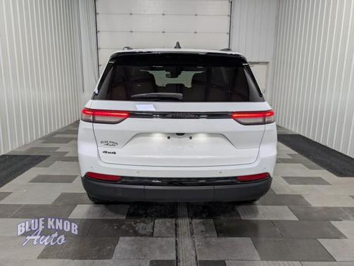 Bright White Clearcoat 2023 Jeep Grand Cherokee Altitude