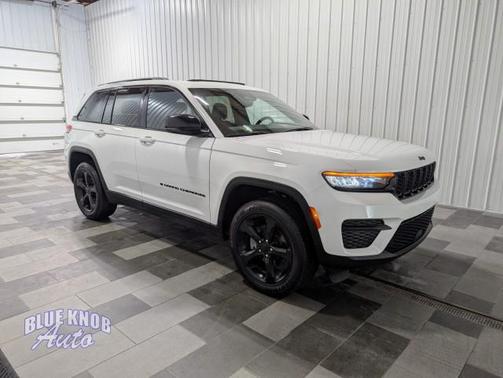 Bright White Clearcoat 2023 Jeep Grand Cherokee Altitude