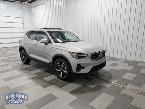 2025 Volvo XC40 B5 Core Bright Theme