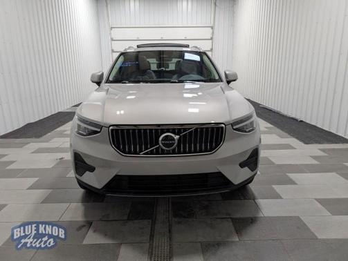 2025 Volvo XC40 B5 Core Bright Theme