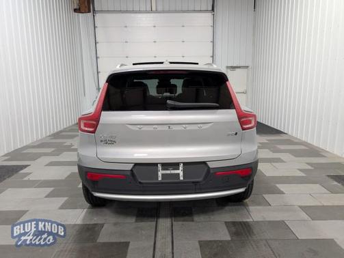 2025 Volvo XC40 B5 Core Bright Theme