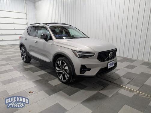 2024 Volvo XC40 B5 Ultimate Dark Theme