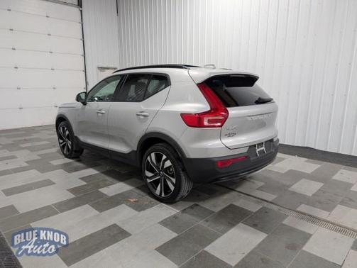 2024 Volvo XC40 B5 Ultimate Dark Theme