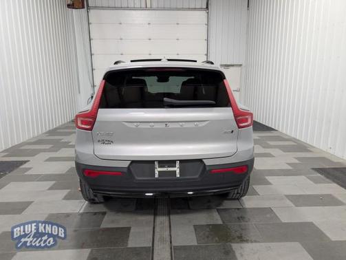2024 Volvo XC40 B5 Ultimate Dark Theme