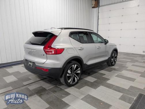 2024 Volvo XC40 B5 Ultimate Dark Theme