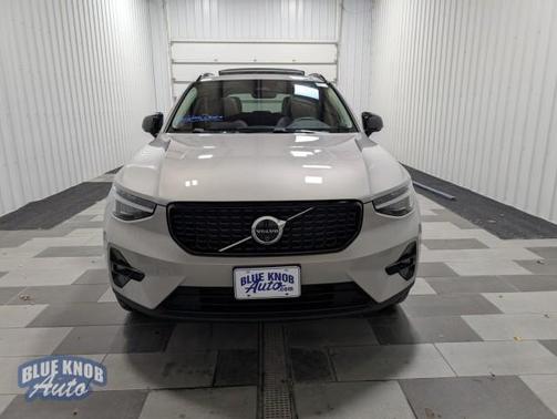 2024 Volvo XC40 B5 Ultimate Dark Theme