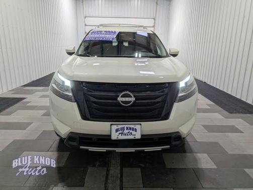 Pearl White Tricoat 2023 Nissan Pathfinder SL 4WD