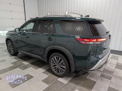 Obsidian Green Pearl 2023 Nissan Pathfinder SL 4WD