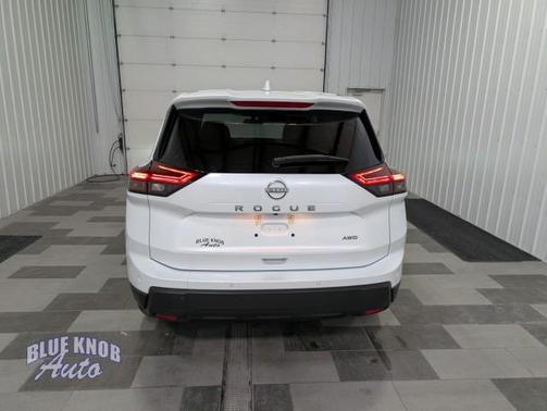 Everest White Pearl 2025 Nissan Rogue SV
