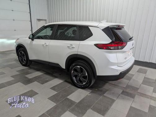 Everest White Pearl 2025 Nissan Rogue SV
