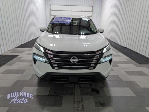 Everest White Pearl 2025 Nissan Rogue SV