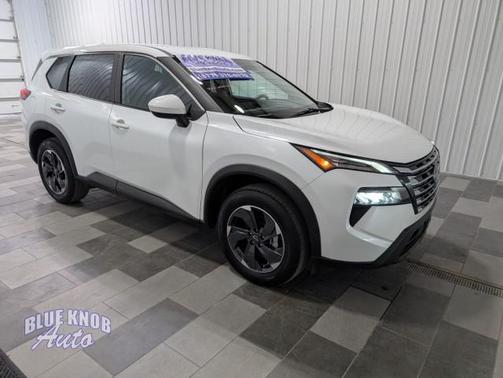 Everest White Pearl 2025 Nissan Rogue SV