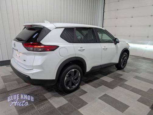 Everest White Pearl 2025 Nissan Rogue SV