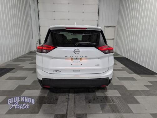 Everest White Pearl 2025 Nissan Rogue SV