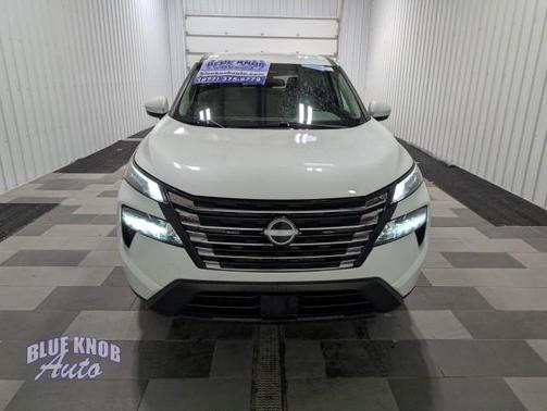 Everest White Pearl 2025 Nissan Rogue SV