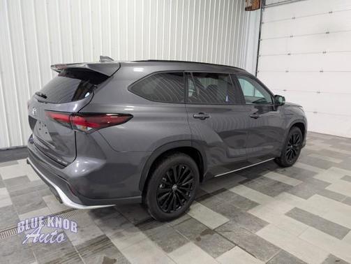 Magnetic Gray Metallic 2025 Toyota Highlander XSE