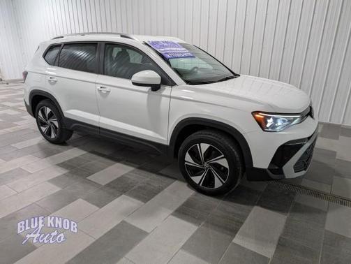 Pure White 2025 Volkswagen Taos 1.5T SE