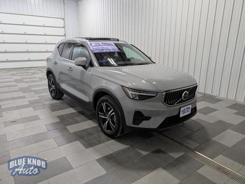2025 Volvo XC40 B5 Core Bright Theme