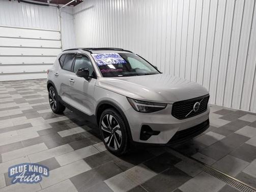 2025 Volvo XC40 B5 Plus Dark Theme