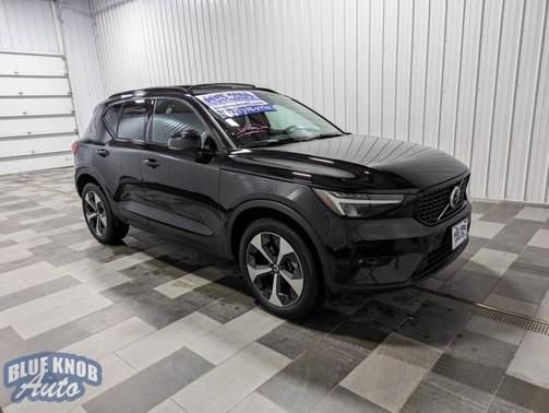 2023 Volvo XC40 B4 Ultimate Dark Theme