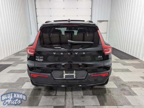 2023 Volvo XC40 B4 Ultimate Dark Theme