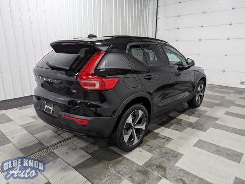 2023 Volvo XC40 B4 Ultimate Dark Theme