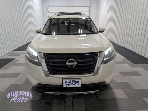 Pearl White Tricoat 2023 Nissan Pathfinder SL 4WD