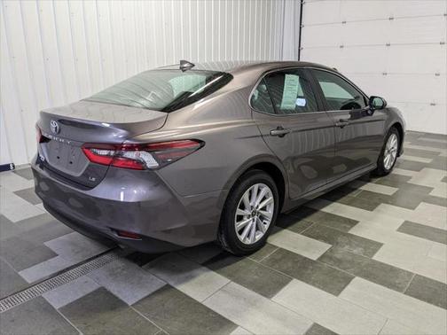 Photo 4 of 17 of 2022 Toyota Camry LE