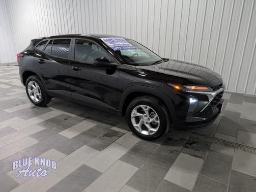 Mosaic Black Metallic 2025 Chevrolet Trax LS
