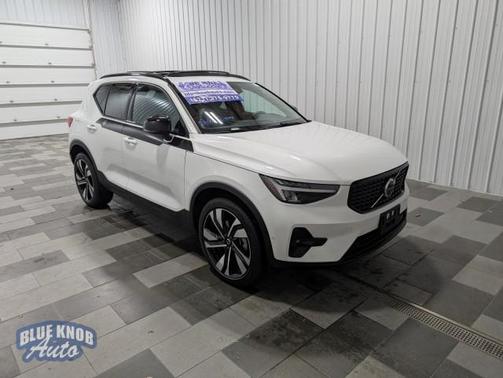 2025 Volvo XC40 B5 Plus Dark Theme