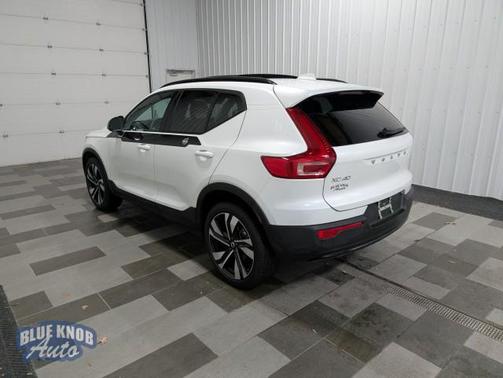 2025 Volvo XC40 B5 Plus Dark Theme