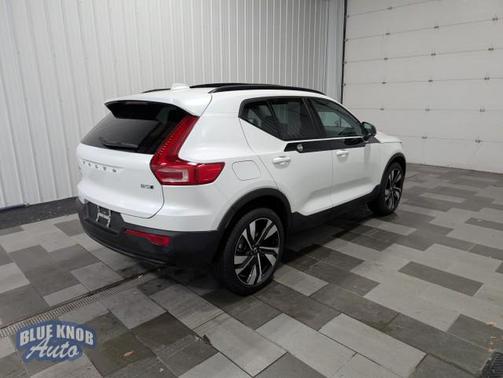 2025 Volvo XC40 B5 Plus Dark Theme