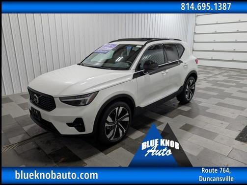 2025 Volvo XC40 B5 Plus Dark Theme