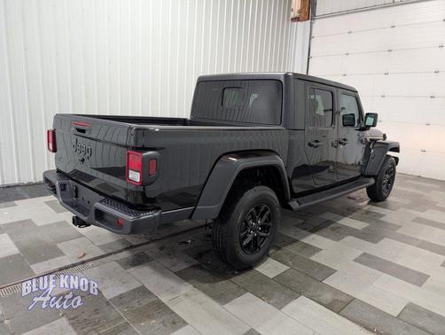 Black Clearcoat 2022 Jeep Gladiator Altitude 4x4