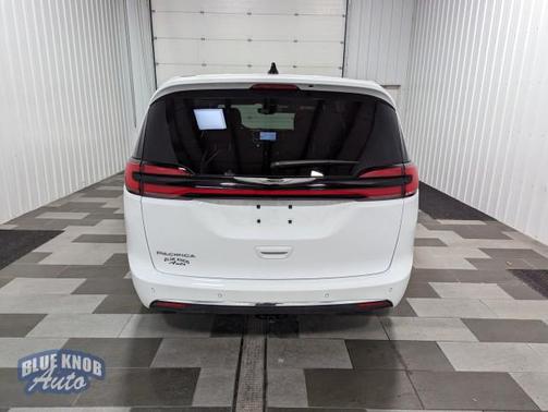 2024 Chrysler Pacifica Touring