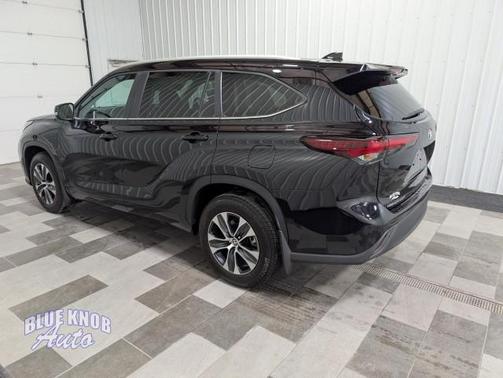Midnight Black Metallic 2025 Toyota Highlander XLE