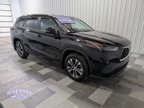 Midnight Black Metallic 2025 Toyota Highlander XLE