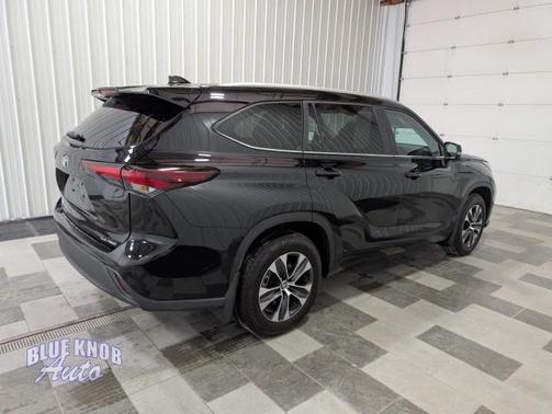 Midnight Black Metallic 2025 Toyota Highlander XLE