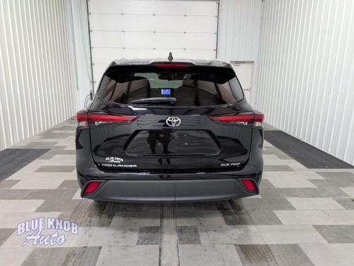 Midnight Black Metallic 2025 Toyota Highlander XLE
