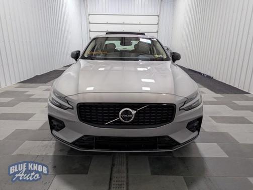 2023 Volvo S60 B5 Plus Dark Theme