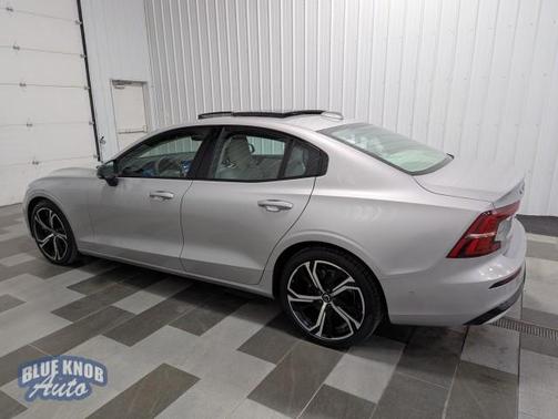 2023 Volvo S60 B5 Plus Dark Theme