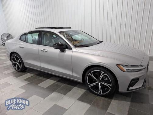 2023 Volvo S60 B5 Plus Dark Theme