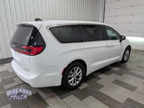 Bright White Clearcoat 2026 Chrysler Pacifica Limited