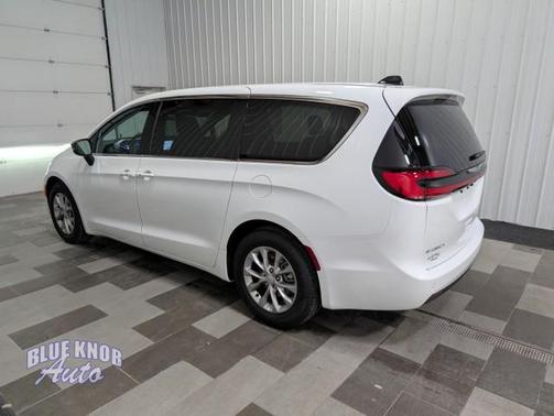 Bright White Clearcoat 2026 Chrysler Pacifica Limited