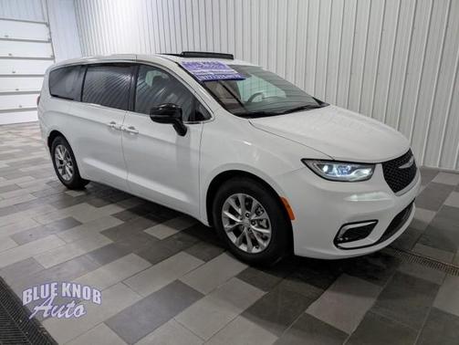 Bright White Clearcoat 2026 Chrysler Pacifica Limited