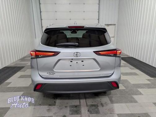 Celestial Silver Metallic 2025 Toyota Highlander XLE