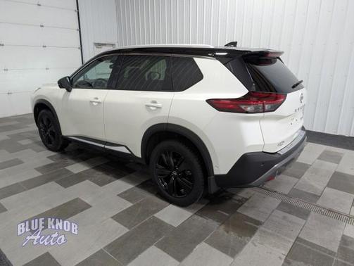 Pearl White Tricoat/Super Black 2023 Nissan Rogue SL